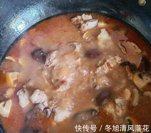 美食天下|土豆烧排骨，土豆粉糯，排骨入味，好吃下饭！