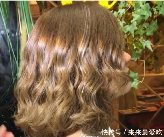 说卷发显老,45岁大姐姐烫发年轻5岁!治疗各种发量少