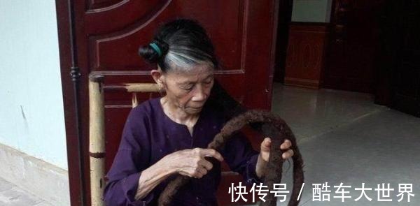nghien|81岁老奶奶长达22年不剪头发,头发长3米,网友像屎棍!
