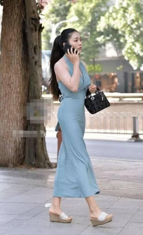 街拍美女谁说有肉感的女生不能轻松驾驭吊带裙的