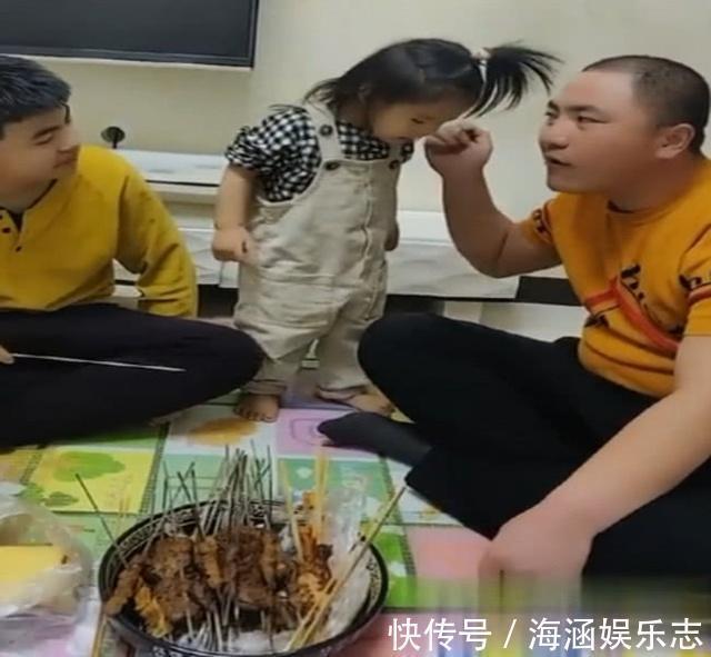烧烤|爸爸和哥哥吃烧烤,妹妹只能站在一边舔签子,混的最惨的二胎