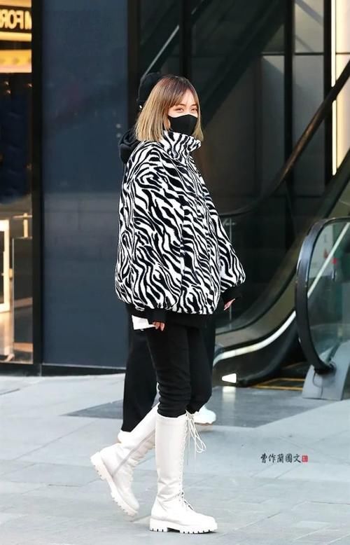  白色|街拍：白色高筒靴美女，穿出冰雪洁净