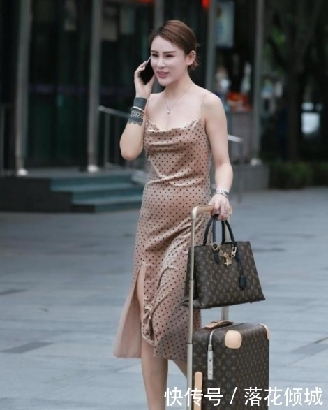 街拍美图青春迷人的小姐姐,穿出不同的时尚气质,更青春亮眼