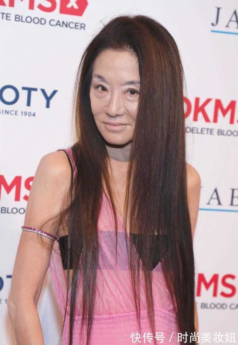 搭配|“婚纱女王”王薇薇真敢穿,透视纱裙配10CM抹胸,哪敢相信72岁了