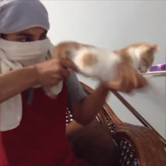 |搞笑GIF：美女!这是公共场所，不是你家啊！你没发现地板很硬吗？