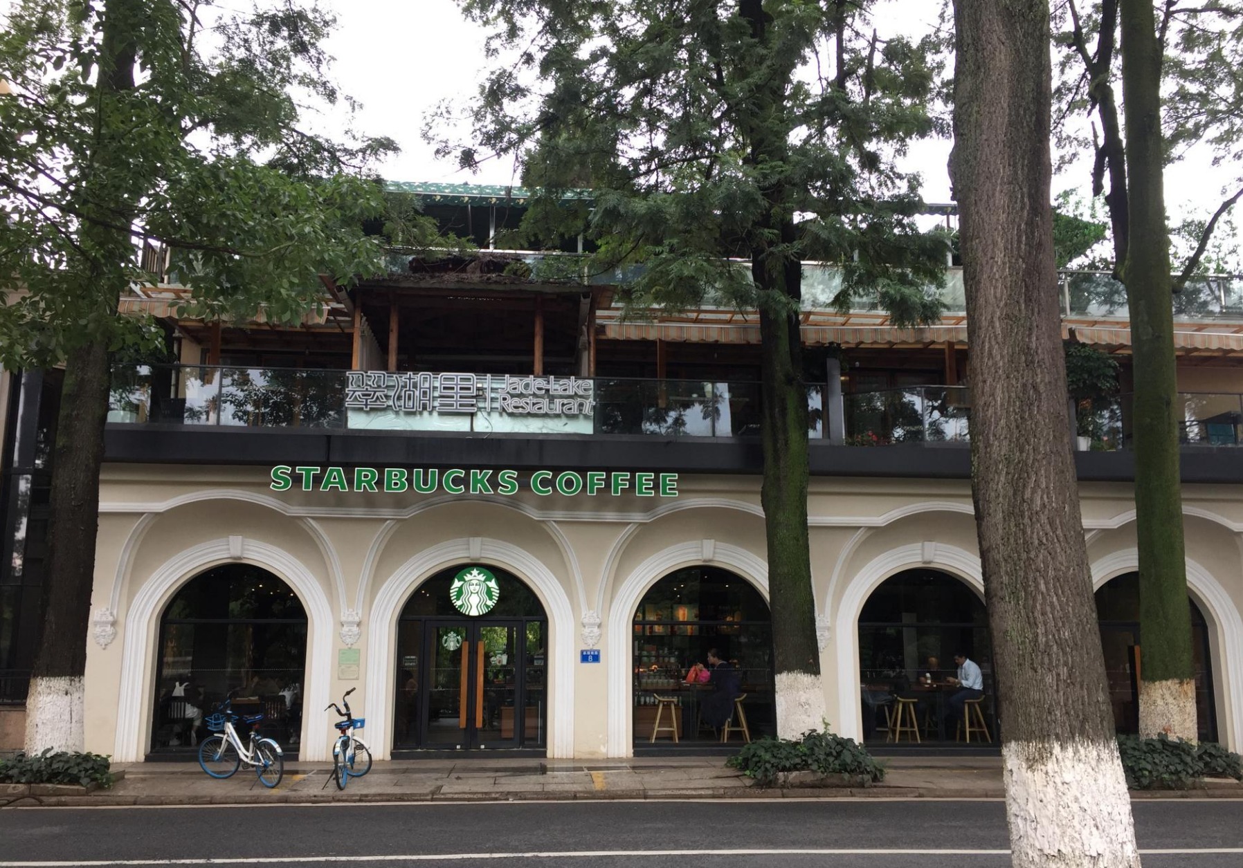 星巴克|3848万起拍！昆明翠湖这栋建筑被查封拍卖，1楼星巴克还在营业！