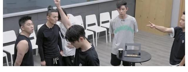 敖犬|《哥哥》一公到五公，共淘汰了9人，有人一路躺赢，有人是意难平