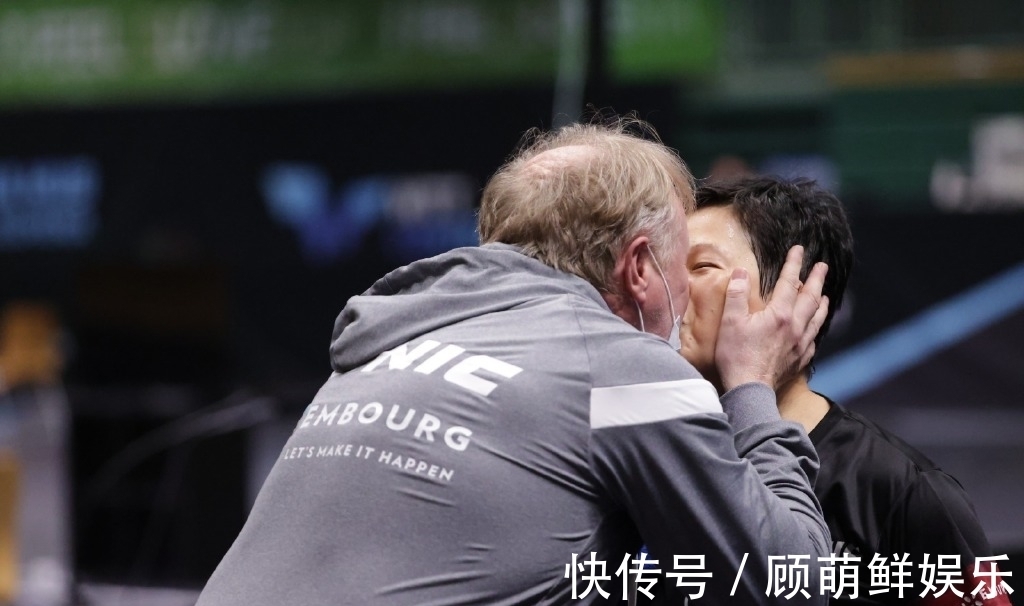 国乒|58岁倪夏莲3-2王艺迪晋级四强！跳起庆祝胜利，丈夫捧脸甜蜜献吻