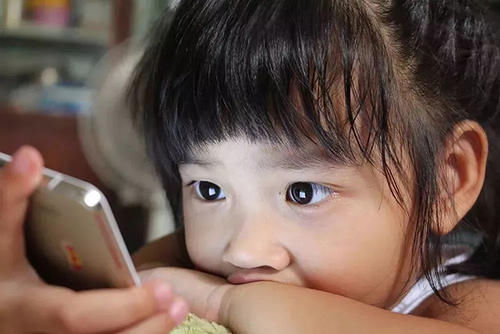 户外运动|双眼皮能揉出来?3岁男童视网膜脱落,只因妈妈的“双眼皮执念”