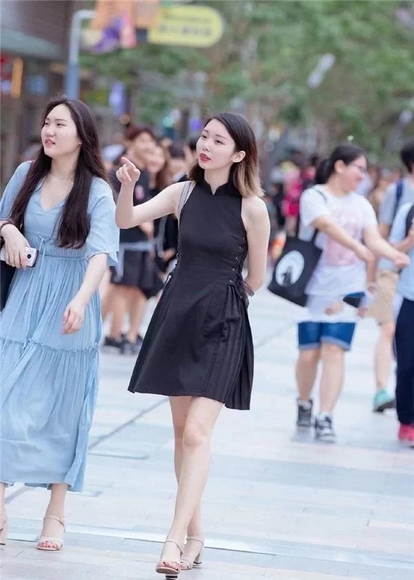 街拍:笑容甜美的小姐姐,穿着拼色外套,显得青春靓丽