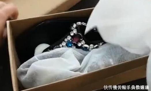 买了几十年鞋,才知道鞋盒里的那层白布这么重要,以前太浪费了