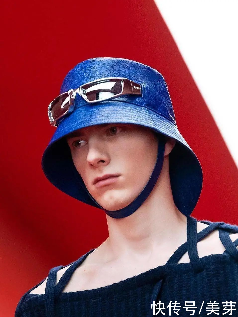 克莱因蓝|“克莱因蓝”太太太火了！这么穿才显白