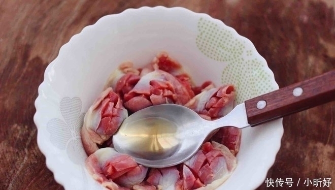 鸡身上最脏的部位,里面含大量重金属,白给都不要,炒菜要扔掉