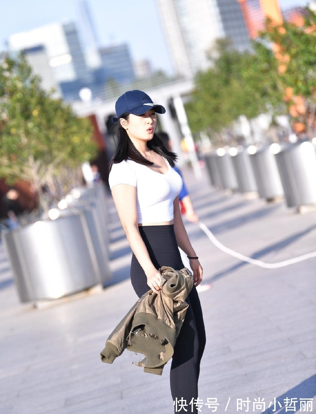 健身裤 “运动风”健身裤显腿长,白色背心减龄,同时突出优雅高贵的气质