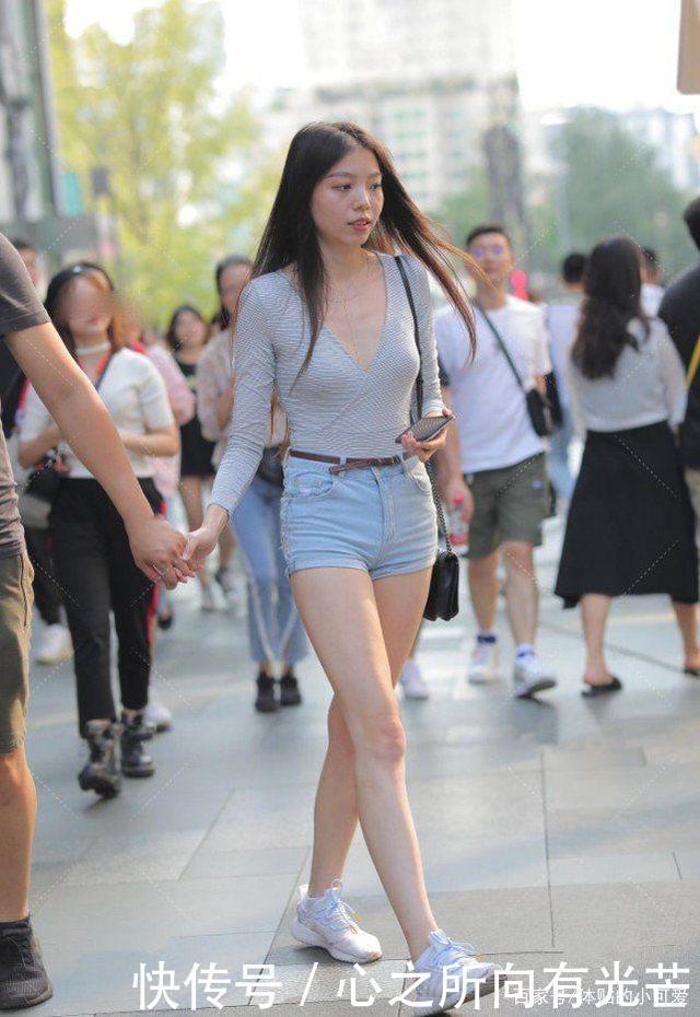 搭配|灰色上衣搭配牛仔短裤,简约时尚,青春可爱