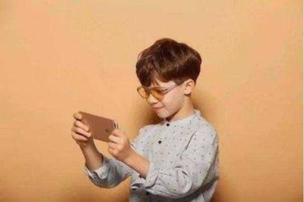 不良|孩子偷看“不良网站”,手机会留下这些“信号”,父母快学起来吧