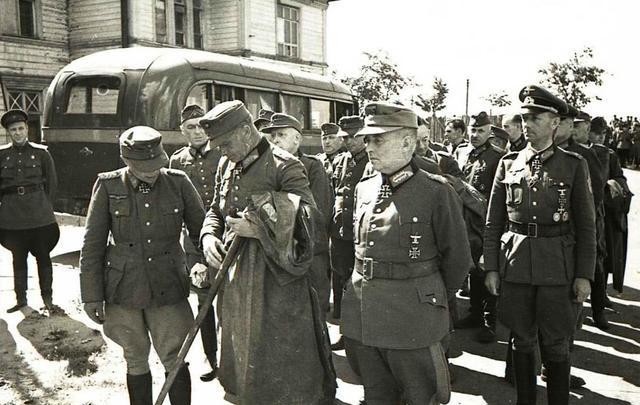 游街|这是对希特勒的羞辱!6万德军战俘被游街,众目睽睽之下拉肚子