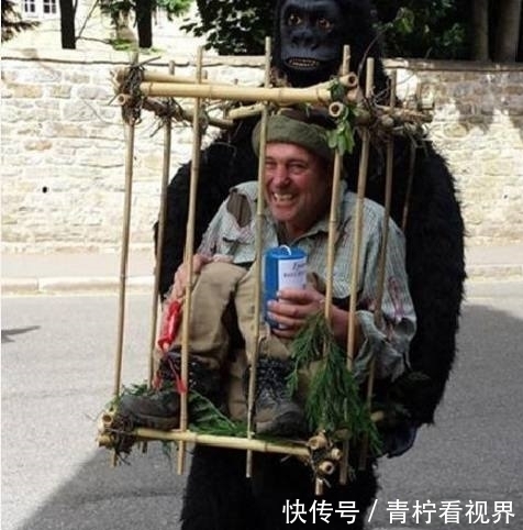 |幽默笑话：和女朋友去火锅店吃火锅，她指着菜单说……