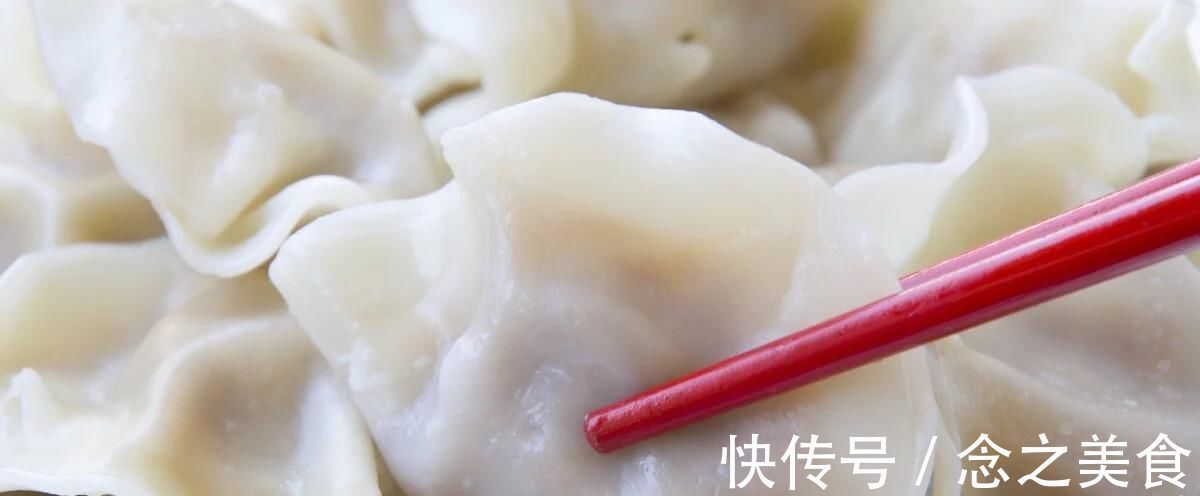 速冻水饺|超市里很便宜一袋的速冻水饺是怎么做的?人工的吗?