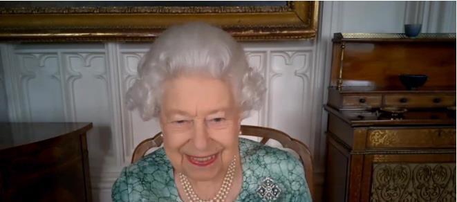 蓝色|伊丽莎白又开始打扮了！蓝色印花裙涂着大红唇营业，这是95岁吗？