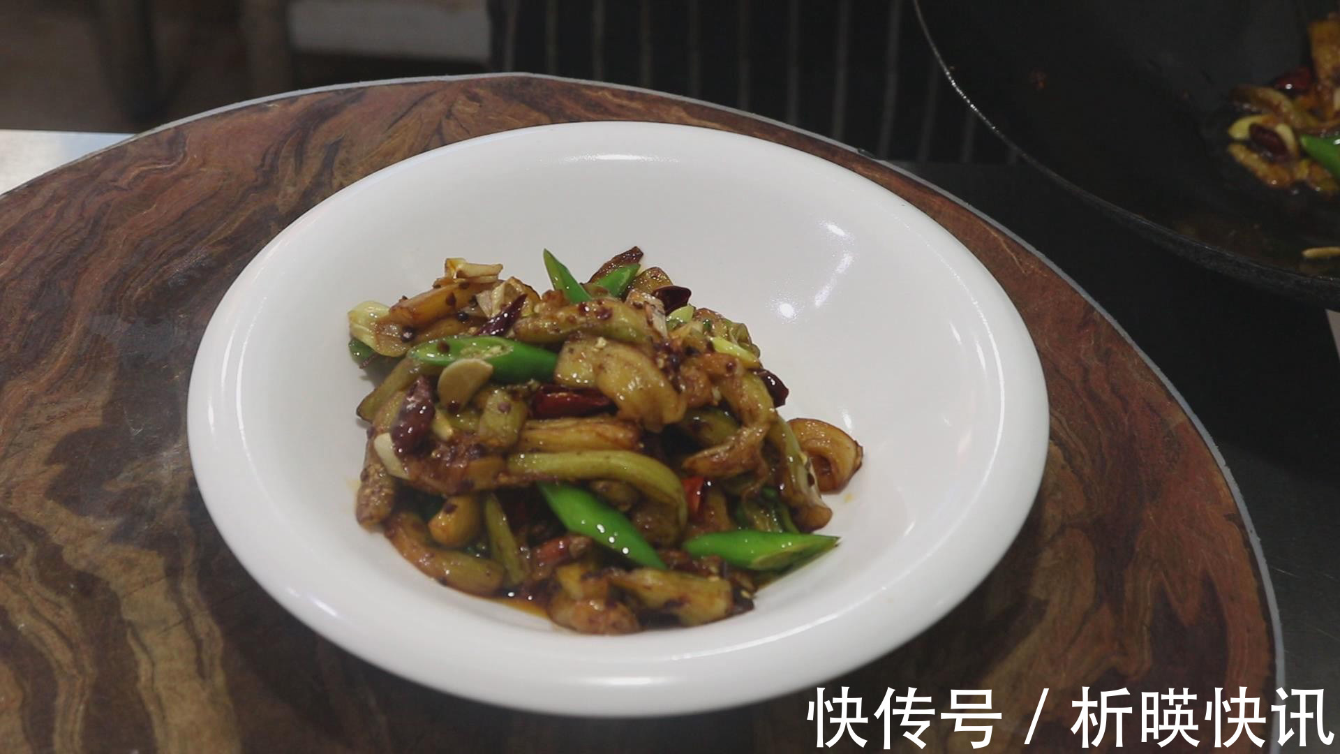 青线椒|茄子怎样做才好吃大厨教你做一道青椒烧茄子，地道的农家下饭菜