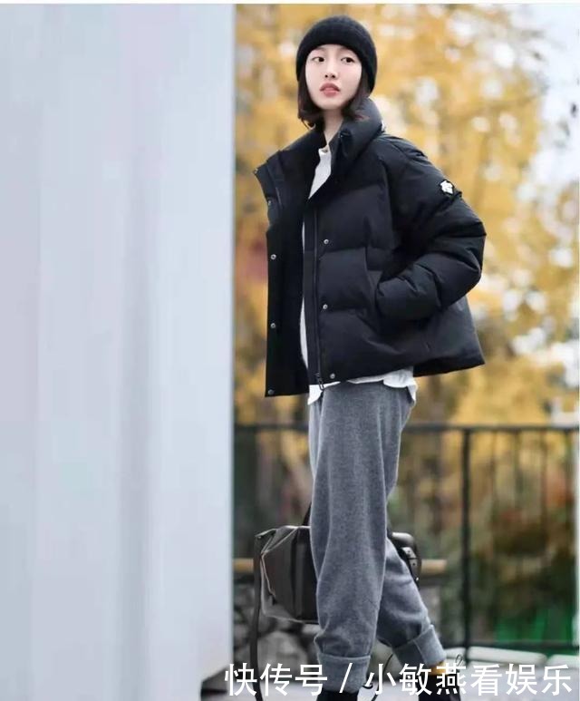 羽绒服+骑士靴,羽绒服+碎花裙,冬天这么穿又美又飒