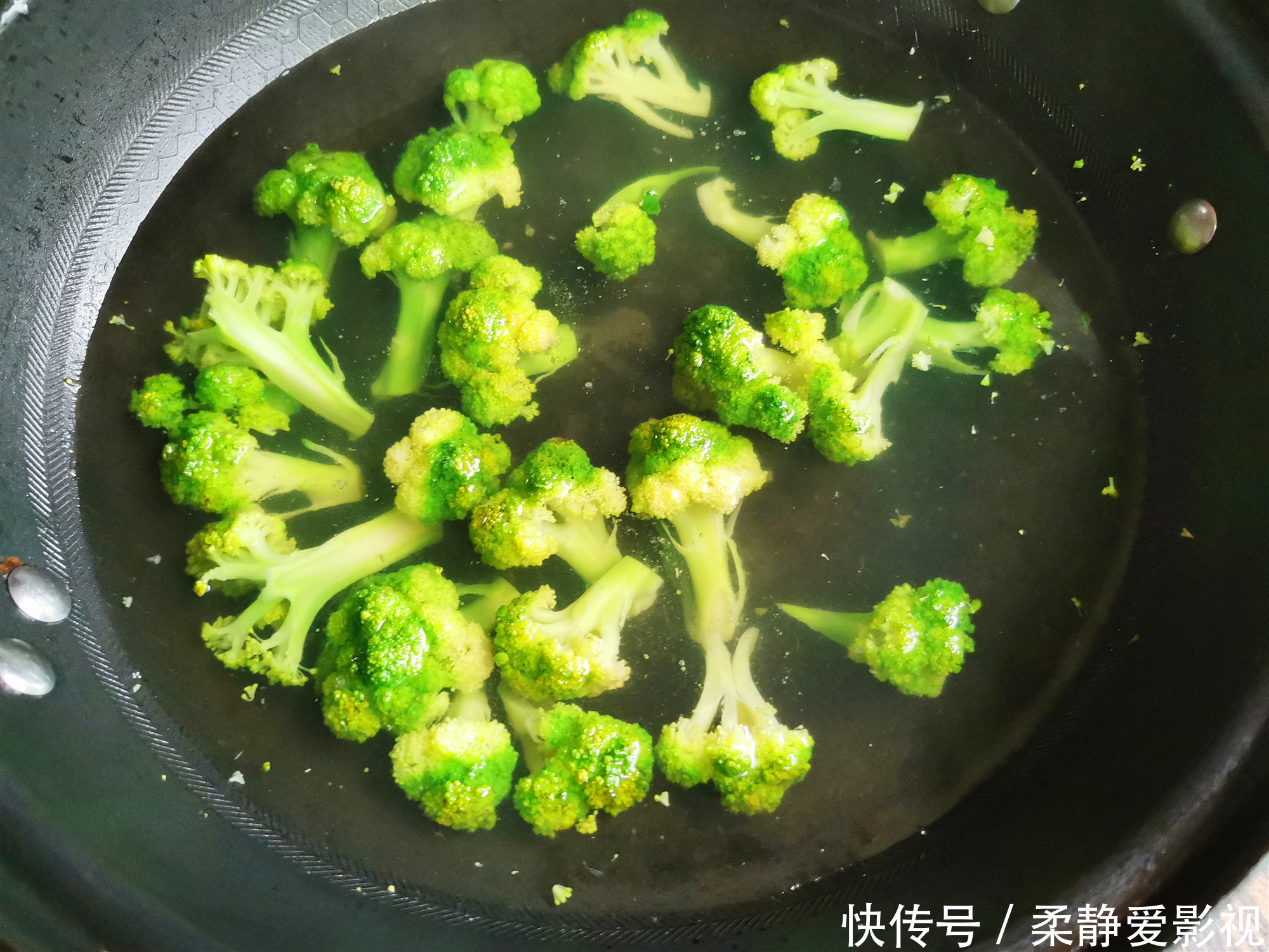 放在冷水中|夏季天热,吃肉不如吃这个菜,营养全面,开胃下饭,清肠排毒