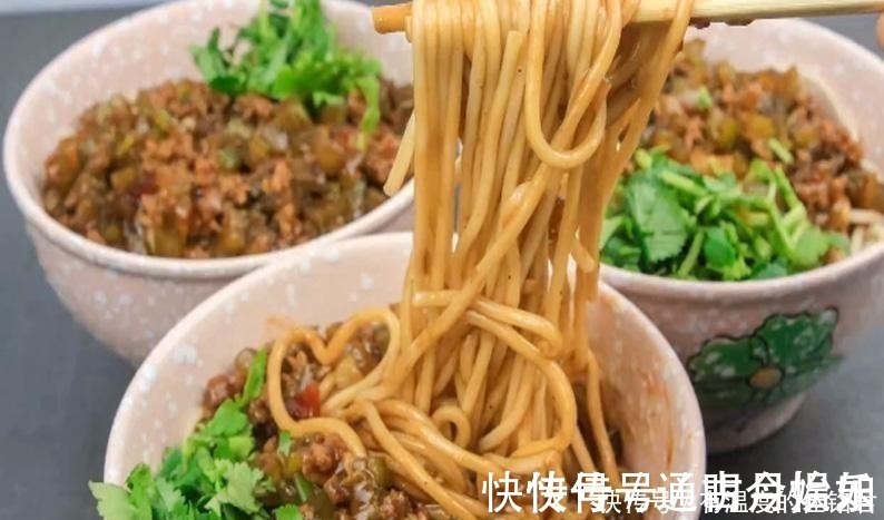 做炸酱面时,最忌出锅即吃,面点师记住这2点,面条劲道又滑爽