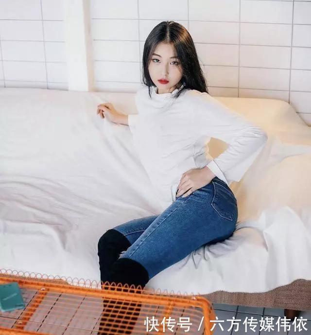 搭配牛仔裤的美女更显精致甜美，洋溢着成熟的优雅魅力，自信满满