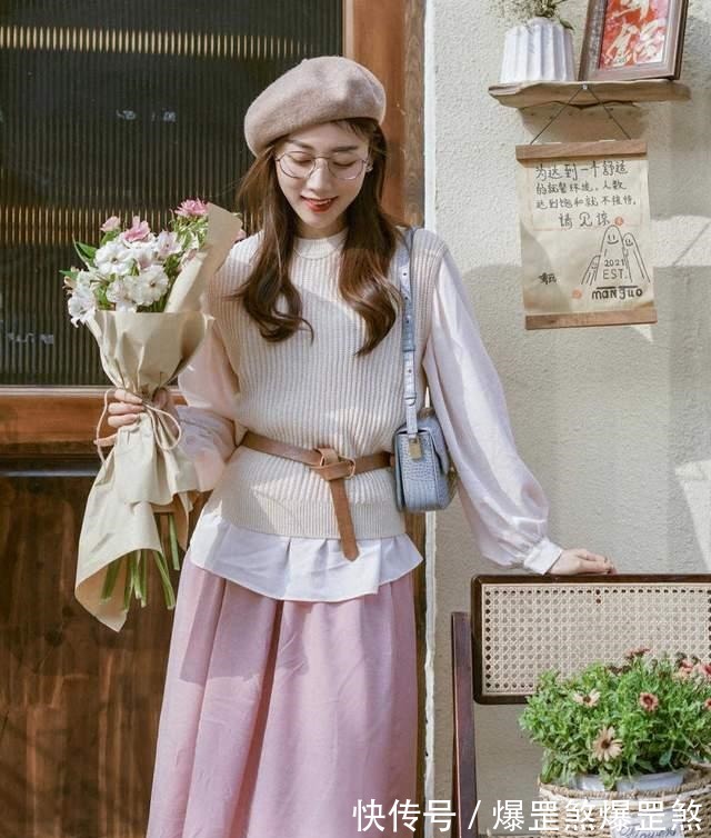 秋天 皮肤暗黄的女生如何选衣服颜色可以尝试这几款,让你显白还好看!