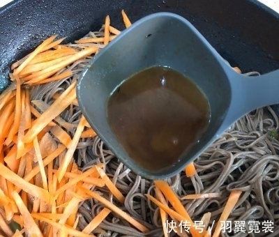 豆角|豆角焖面，面条直接下锅是错的，多做1步，根根干香入味，不粘连