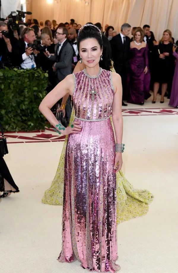 52岁邓文迪这次豁出去，挂脖连衣裙露腰又露背，松弛皮肤好真实