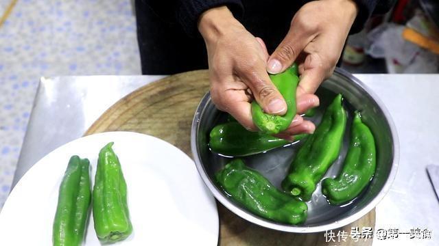 青椒新吃法，不用一滴油，香辣鲜美，比虎皮辣椒更有味