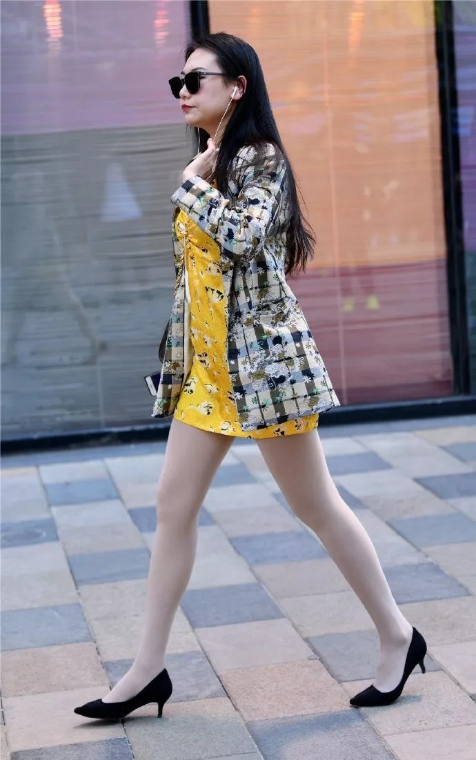 气质又成熟的搭配,少不了一双高跟鞋的加持