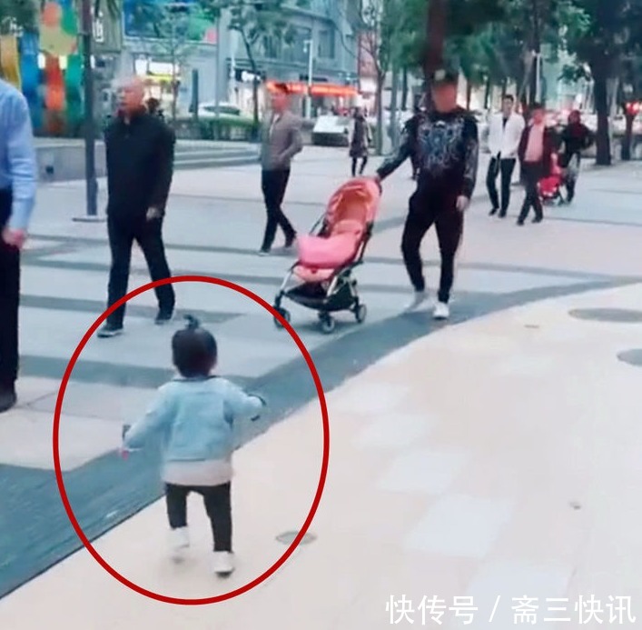 哄娃|萌宝跟妈妈一起出门逛街,突然看见了“爸爸”,画面却尬了