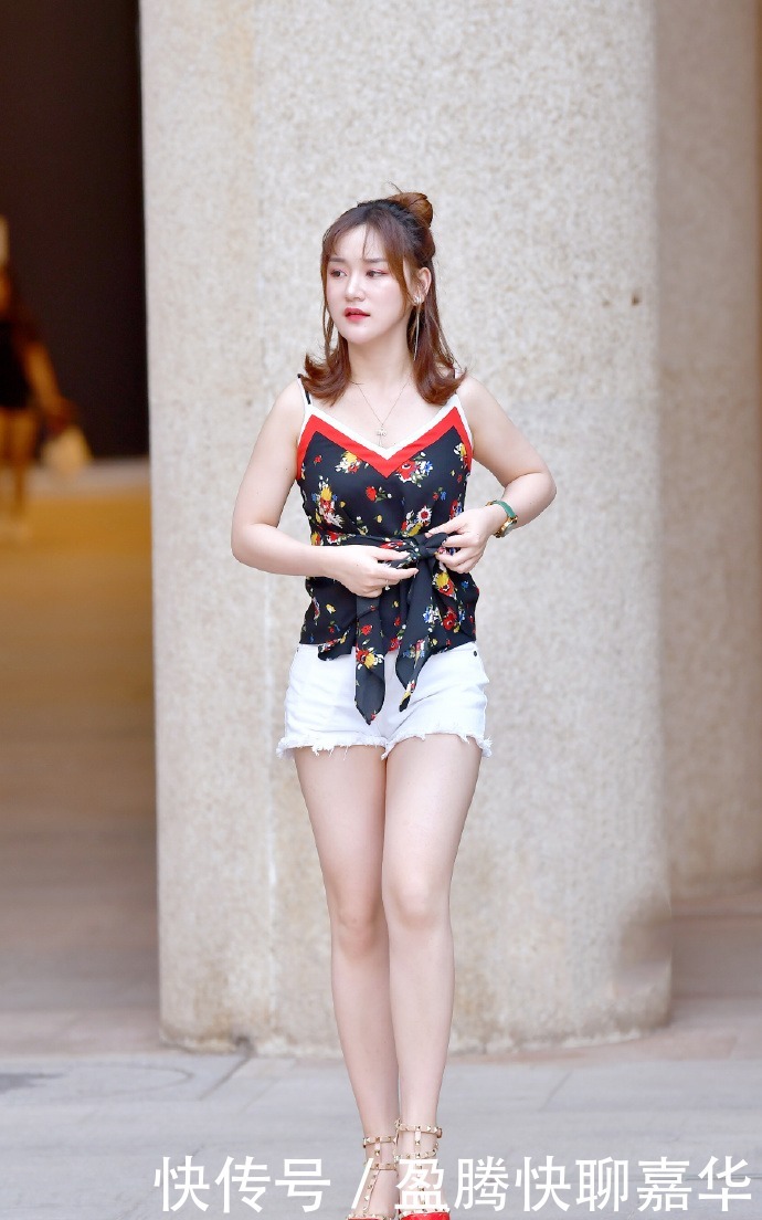  白色|吊带装加上白色的热裤，也是相当的吸睛了