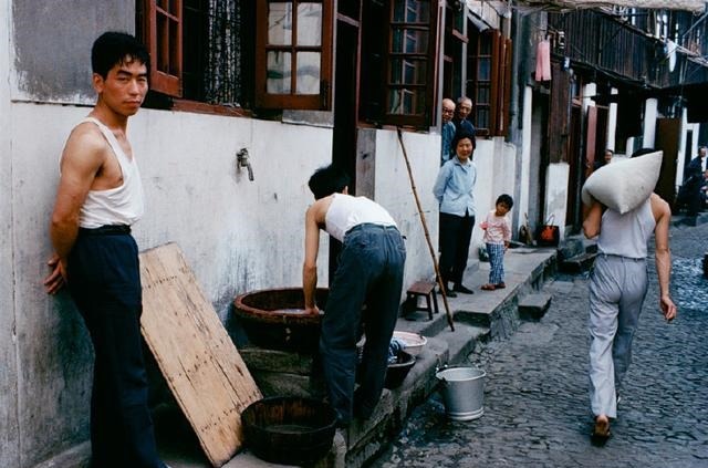 老照片八十年代初上海里弄,老城区的生活