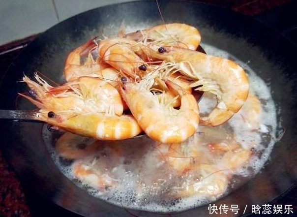 白水煮虾时,别再只会加盐和生姜了,多加2个料,虾肉不会腥更香