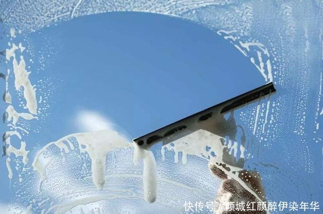 擦玻璃,不要用洗涤剂,家政阿姨教我一招,干净透明不落灰