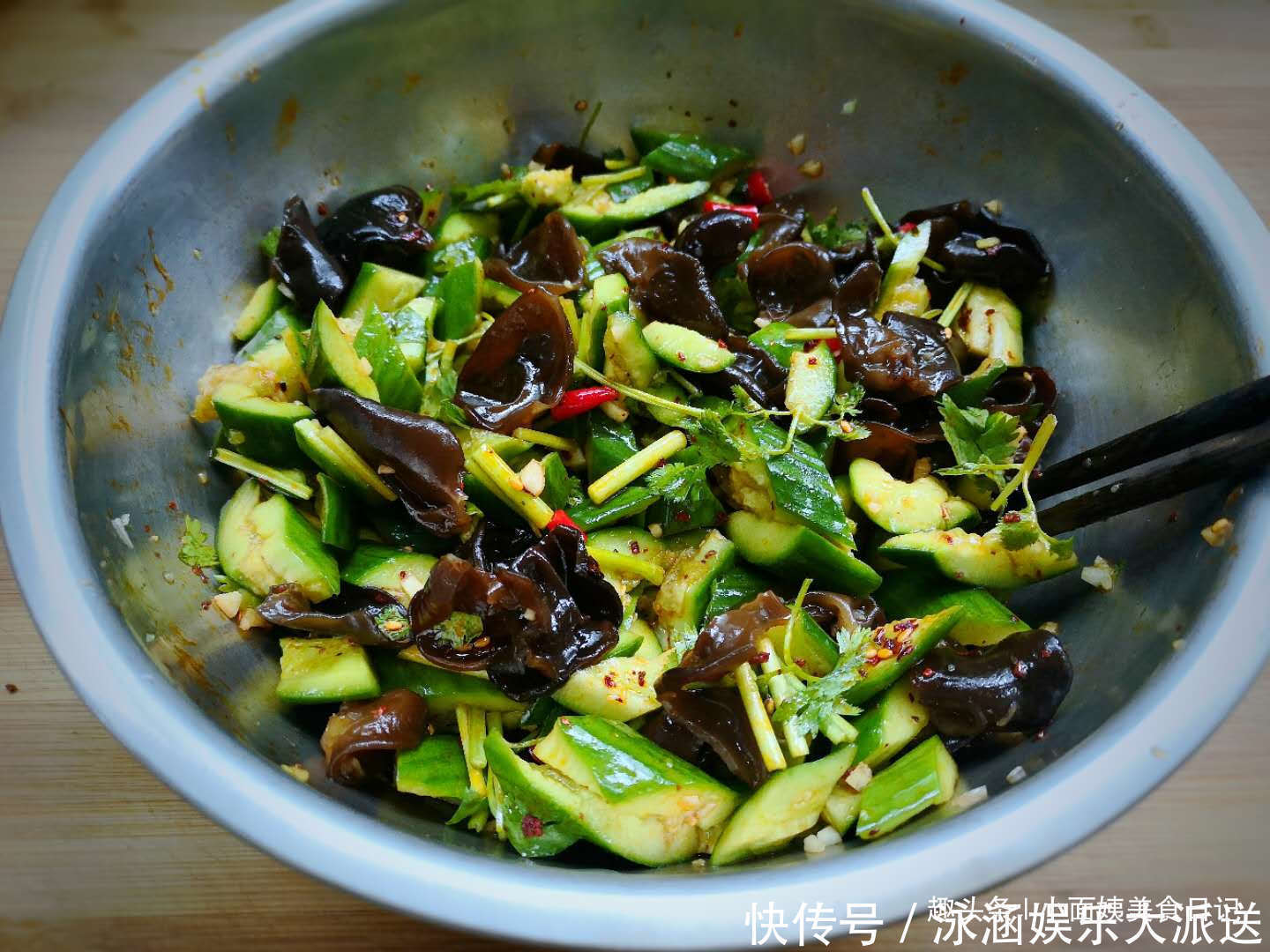 乳瓜拌木耳|夏天不吃这瓜可惜了,清热解暑,和木耳是绝配,比凉拌黄瓜还好吃