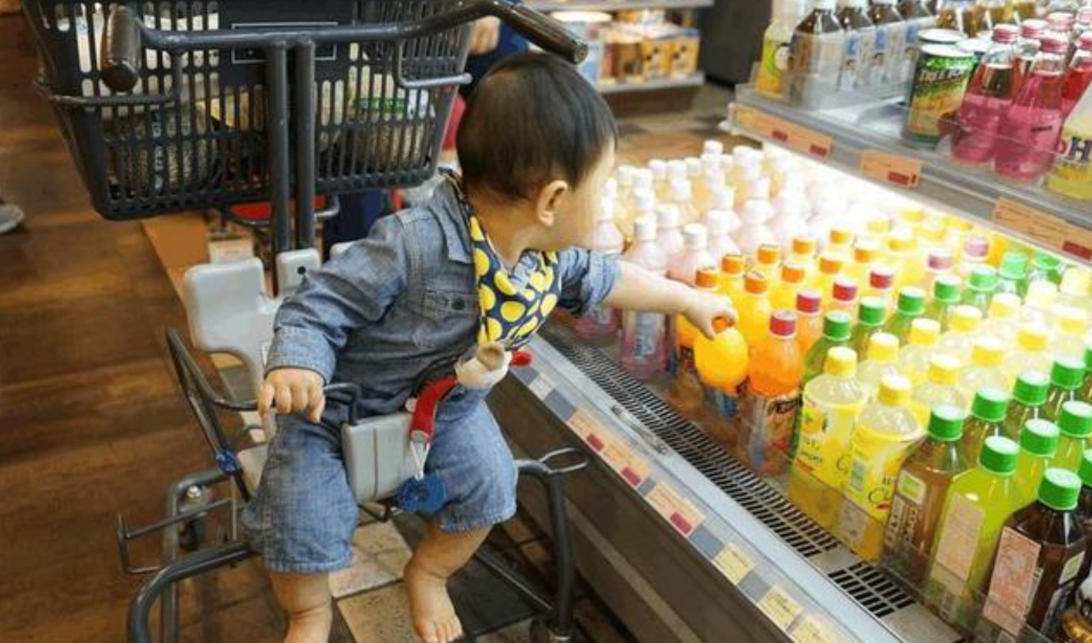 偷东西|5岁儿子把零食放口袋忘付钱,超市让10倍买单,妈妈的话让人称赞