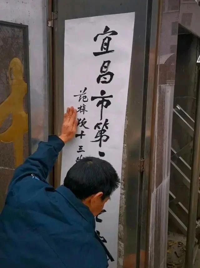  焦点|小学生为学校题写校名，每月换一次，字字精彩，成为家长传阅焦点