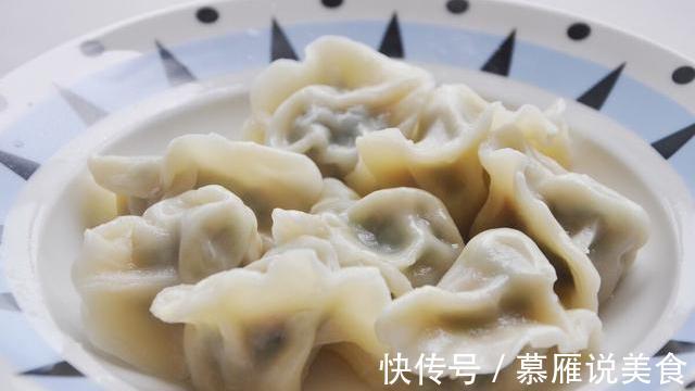煮饺子时,不要中途加冷水,记住多放2样,饺子完整筋道不发粘