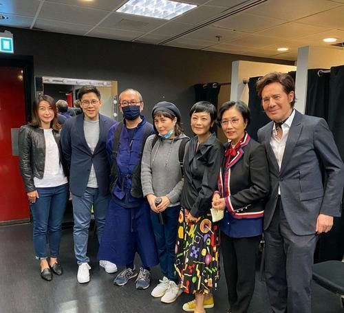 孟晚舟|郭晶晶难得时髦一回,学孟晚舟针织衫披肩头,挑染红发更抢眼