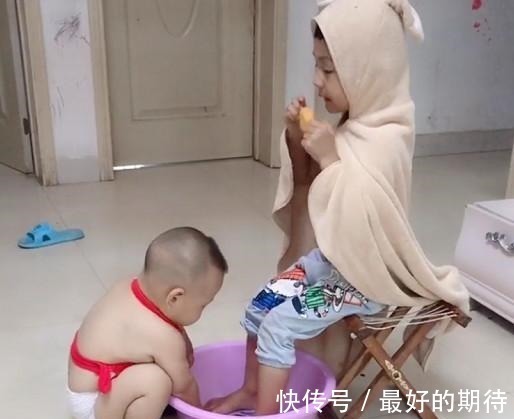 二宝|“红肚兜宝宝”伺候哥哥洗脚走红,这大概是全网混得最差的二胎了