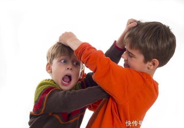 打架的话|小孩打架家长怎么处理?不要烦躁,从五个方面入手,应对更正确