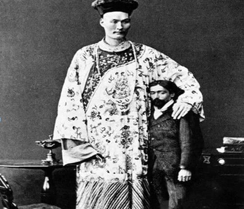 姚明|他是晚清第一巨人，比姚明还高90cm，1岁就能站着吃饭，还娶了外国美女