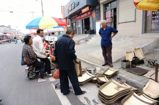 大集上老人卖多年不见的稀罕物,以前你家也有,75元一个值吗?