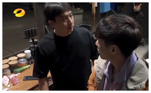 张艺兴是来抢黄磊饭碗的？做饭专业，和节目组斗智斗勇稳占上风