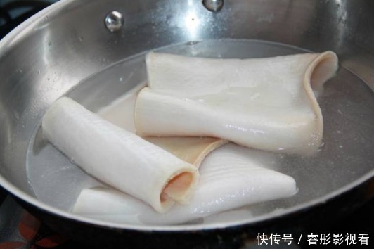 猪皮|做猪皮冻时，猪皮焯水后就煮是大错！多加这1步，猪皮晶莹剔透
